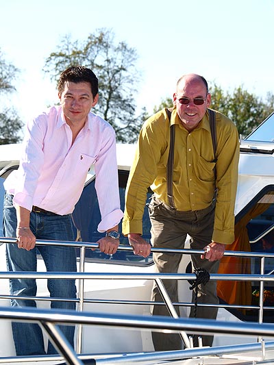 Twittert in de baas zijn tijd: Ludwig Dirksz (rechts) van Yachts4U in Langelille aan de Tsjonger. Naast hem eigenaar Song Chen.