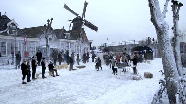 Een droomplaatje van de kleinste Elfstedenstad, Sloten, een scene uit De Hel  van ’63 van de Friese filmer en acteur Steven de Jong.