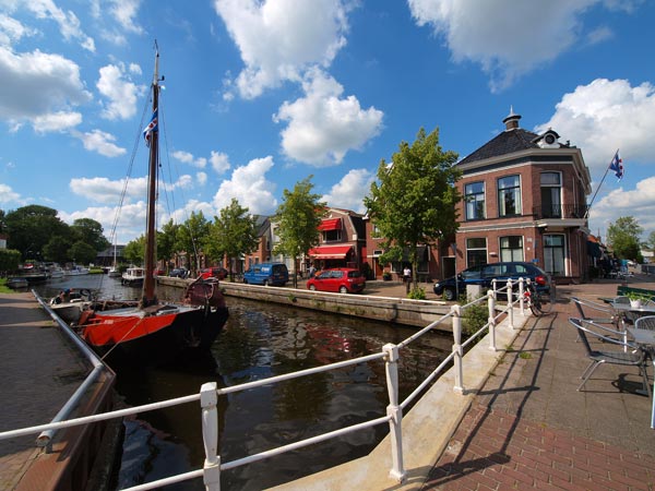 Bed & Bike en Bed & Boat. Herberg Joure (rechts) past in twee vakantieformules van Friesland Holland Travel, de reisorganisatie van het Friese bureau voor toerisme.