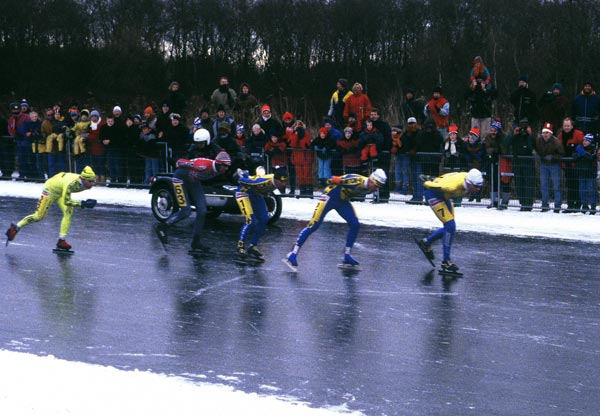De toppers van de Elfstedentocht van 1997 naderen de finish in de Bonkevaart (Bonkefeart).