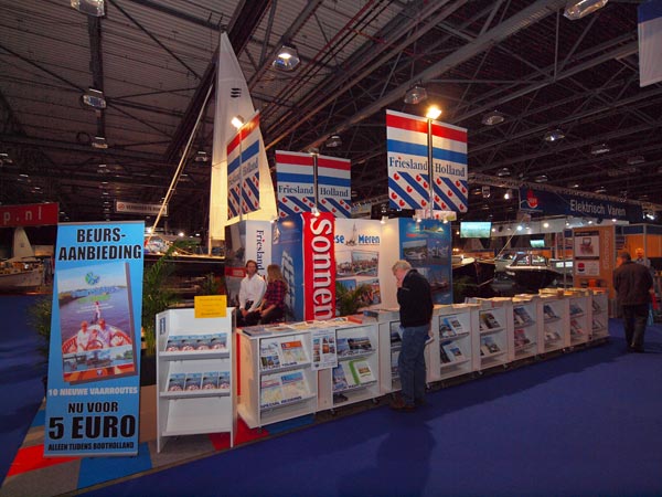 Het bureau voor toerisme Friesland Holland heeft op Boot Holland een grote stand met een lange balie vol gratis vaarroutes en vakantiemagazines en een Sonnema Café.