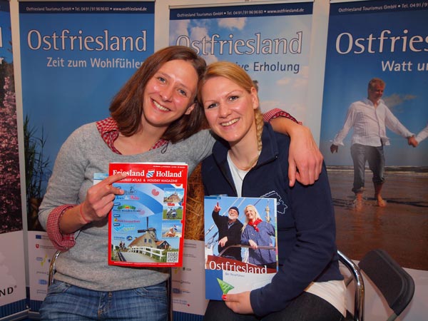 Wiebke Eilts en Carolin Ganschinietz maken ook graag reclame voor Friesland in Nederland.