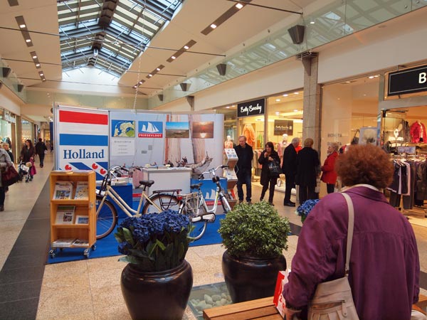 Friesland Holland in het grote overdekte winkelcentrum Rhein Neckar Zentrum in Viernheim dat veel weg heeft van Schiphol Plaza.