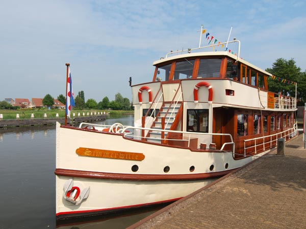 Simmerwille, een toepasselijke naam voor een rondvaartboot met de Friese meren als vaargebied. De  boot, in 2011 door Sneek Promotion uitgeroepen tot Boot van het Jaar,  is al 41 jaar in handen van mevrouw J.J. Brouwer-Smit uit Joure.