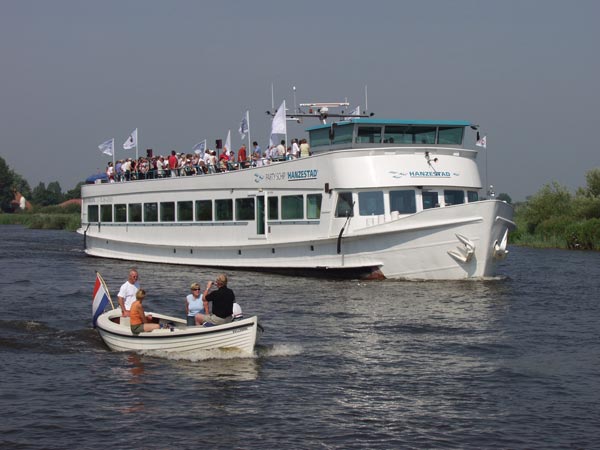 Grote rondvaartboten en cruiseschepen “van ver” brengen ook geld  in het laatje van de meest bezienswaardige dorpen en stadjes van  Friesland, maar niemand weet hoeveel.