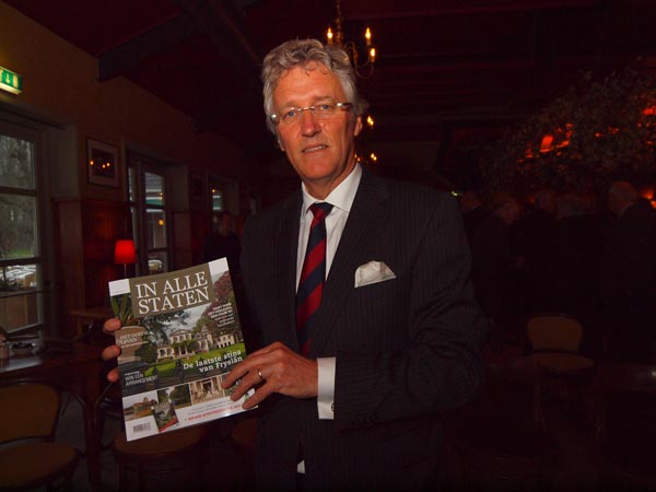 Commissaris van de Koningin John Jorritsma, hier met de nieuwe brochure over de Friese adellijke huizen: “Staten en stinzen geven smoel aan de provincie.”