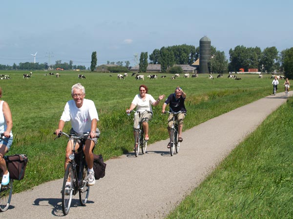 Akkrum is een aantrekkelijke vakantiebestemming voor fietsers en pleziervaarders.