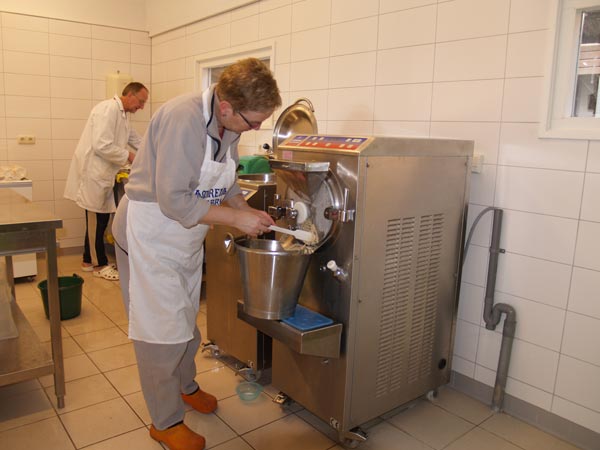 IJstijd bij de Geele Bosch. Het boerenbedrijf maakt gebruik van de beste Italiaanse ijsmachines.