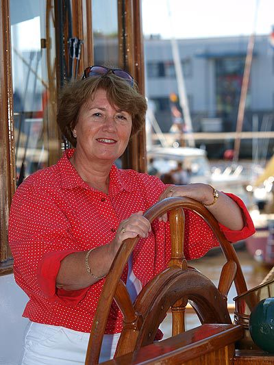 Jeannette Blijdorp-Jonker, hier aan boord van de tall-ship Aphrodite uit Stavoren, is bekend als organisator van nautische evenementen zoals DelfSail, Arctic Sail en Sail Den Helder 2013. In 2009 publiceerde zij haar eerste boek ‘Op Zakenreis’.