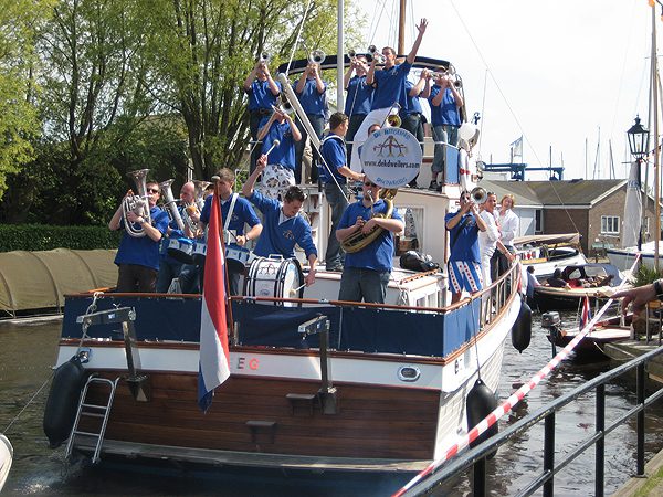 De Heegemer Dekdweilers zetten met nog zes andere orkesten 28 april 2012 het dorp op stelten.