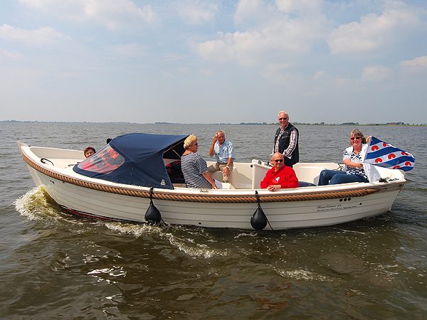 Fryslân boppe — al wordt de Friese vlag op de kop gehouden — op de Friese meren. Deze plassen maken ook deel uit van de Elfstedenroute.
