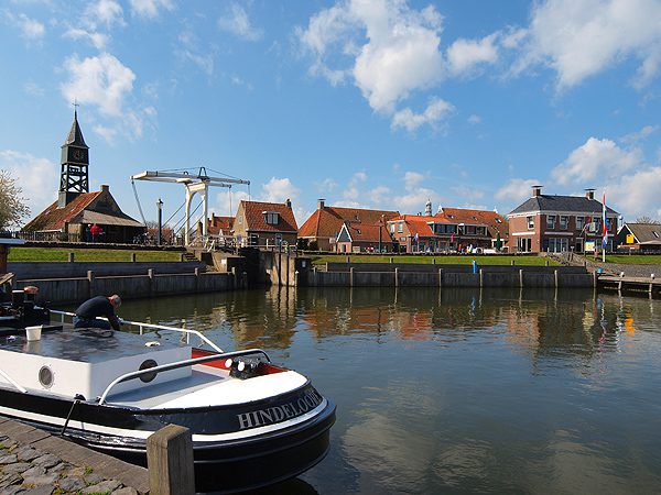 Hindeloopen, één van de meest schilderachtige stadjes, waar de Bootsma’s folkloristische activiteiten in stand houden, zoals Hindelooper schilderwerk en IJsselmeervisserij.