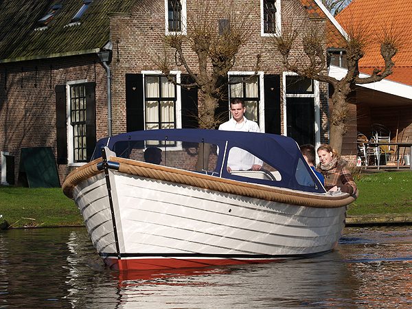 Stoer, sterk en stabiel: Friesland Holland-sloep met een halve cabriokap die neergeklapt of gedeeltelijk opengeritst kan worden.