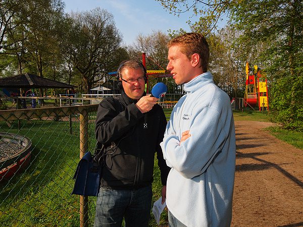 Remco de Vries interviewt — nog helemaal bij zijn positieven vóór de lancering — Rienk, de zoon van Simon Sybrandy van het gelijknamige speelpark in Oudemirdum, aan de rand van de Rijster bossen.