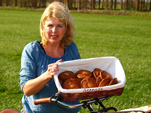 Je moet er eindje voor lopen, voor het nieuwe heerlijke streekproduct Petra’s Molenkoek. Het wordt op traditionele wijze gebakken in Oldetrijne door Petra van der Wal (foto) en is verkrijgbaar bij molen en theetuin De Rietvink in het moeras de Rottige Meente.