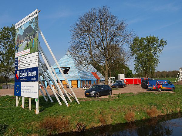 Medewerkers van Bouwgroep Dijkstra Draisma bouwen wat Penta Architecten uit Harlingen ontworpen heeft: een Pitch en Putt clubhuis in boerderijstijl.