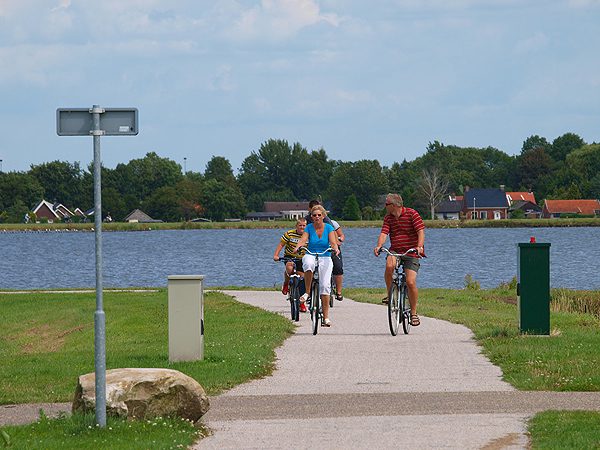 Varen en fietsen kan ook in Groningen, bijvoorbeeld in de Blauwe Stad (gemeente Oldambt). 