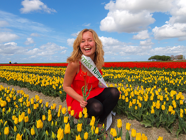De 20-jarige Maaike Boonstra is als Miss Tulip de nieuwe promotion lady van het Friese bureau voor toerisme. Ze zet zich niet alleen in voor bezienswaardige tuinen en bloemenvelden in Friesland, maar ook voor de groene attracties in de Noordoostpolder ten zuiden van de Friese badplaats Lemmer.