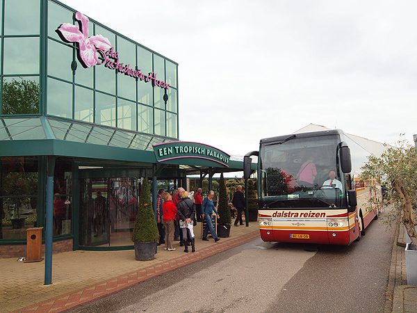 Ook Friese bussen rijden af en aan bij de Orchideeënhoeve. Het is een belangrijke elk-weer-attractie voor heel Noord-Nederland.