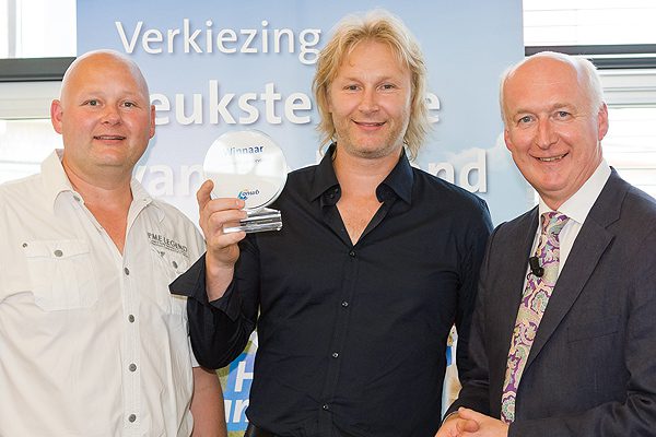 Guido van Woerkom (rechts), hoofddirecteur van de ANWB, reikte de prijs uit aan Jeroen (links) en Thomas Maarssen (midden).