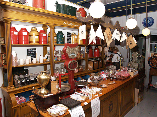 Eén van de beroemdste historische winkels van Nederland, het DE-winkeltje aan de Midstraat in het hart van Joure, is een onderdeel van het veelomvattende Museum Joure.
