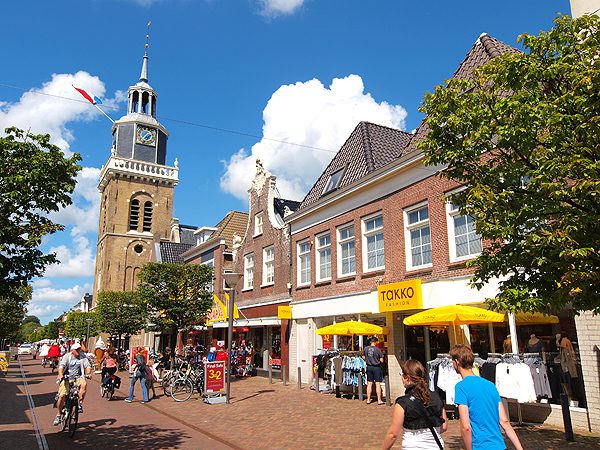 Joure is één van de gezelligste watersportplaatsen van Friesland met opvallend veel bijzondere winkels.
