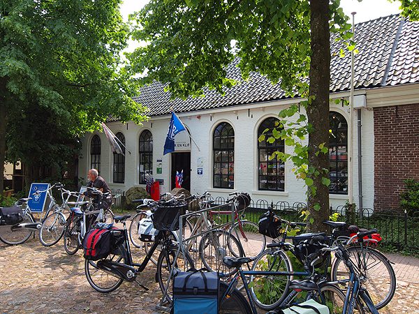 In het bezoekerscentrum Mar en Klif aan de Brink in Oudemirdum is ook de VVV van Gaasterland gevestigd. Die staat ook onder leiding van Iris Nutma van Mar en Klif. Het informatiecentrum biedt een ruime kijk op de ontstaansgeschiedenis van de zuidwesthoek van Friesland en de hedendaagse natuur en cultuur. Er zijn onnoemlijk veel fiets- en wandelroutes verkrijgbaar.