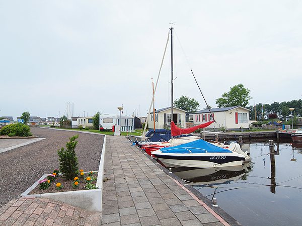De Merenpoort heeft ook een camping met 40 plekken en twee havens voor 110 boten. 
