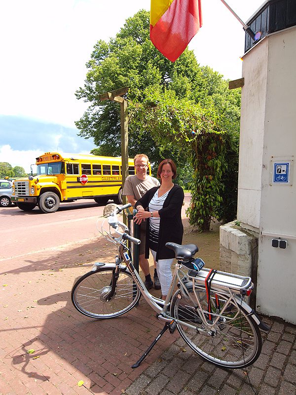  Geeske en Vicor Wiendels, beiden 37, hebben een geliefd historisch logement: hotel Jans aan de Mientwei in Rijs, naast het Rijsterbos en vlakbij de IJsselmeerstranden. Gasten van het restaurant en het hotel hebben meerdere oplaadpunten tot hun beschikking en er is een goede, afsluitbare fietsenberging.