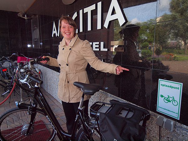 Hotel Amiciti, het hotel in Sneek voor Elfsteden sloep- en fietsvakanties van Friesland Holland Travel, heeft met een camera bewaakt oplaadpunt bij de ingang van het hotel, vlakbij het terras.