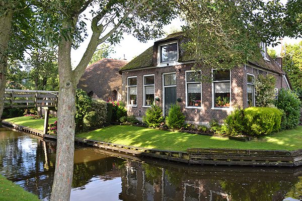 Giethoorn is een bestemming tijdens de vijfdaagse Drie Provinciën Cruise. 