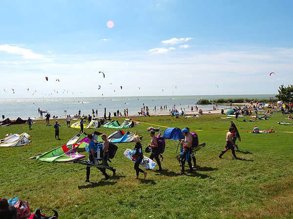 Schermen van kitesurfers vullen de weiden en de hemel bij Mirns.
