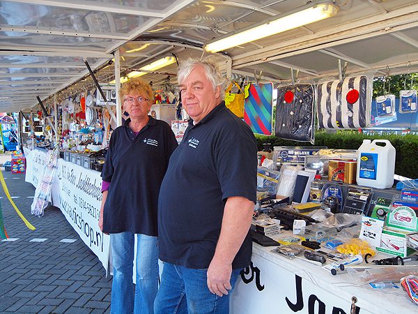Henk (61) en Klaske  (57) de Boer trekken door heel Nederland en  Duitsland. Ze verkopen een zee aan watersportartikelen én Fryslân, want  ze hebben altijd watersportmagazines en toeristenkaarten van het bureau  voor toerisme Friesland Holland bij zich.