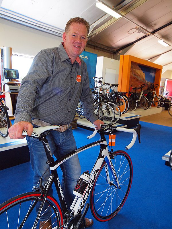 Sikko Brouwer van 2Wielercentrum Joure heeft zich gespecialiseerd in  het Friese topmerk Koga. In Nederland worden jaarlijks zo’n 40.000  racefietsen verkocht.