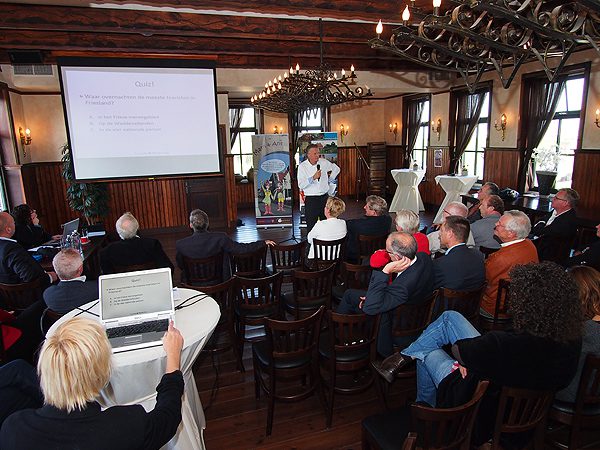 Musea en bestuurders van Noordoost Friesland kwamen 19 oktober 2012 bijeen in Esonstad om de toekomst van streek- en themamusea onder de loep te nemen. Paul van Gessel van Fryslân Marketing voert het woord. 