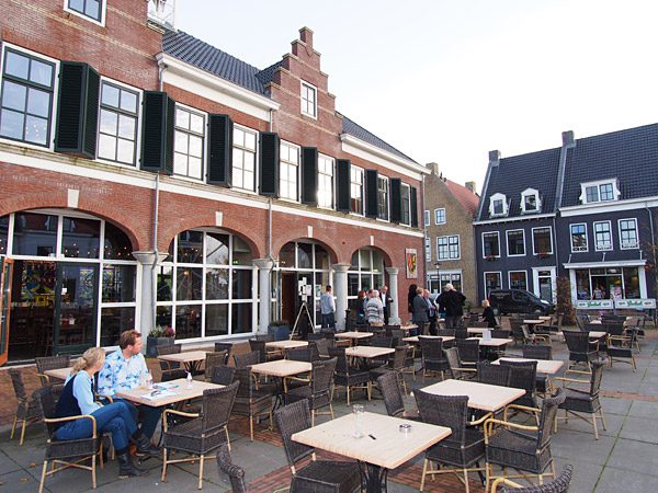 Alsof je in de “Altstadt” van Dokkum bent: het Waagplein met brasserie De Waegh in Esonstad bij Anjum.