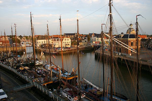 Harlingen is de Elfstedenstad waar altijd wat te beleven is, dankzij  de honderden monumenten, kunstgaleries en aparte winkeltjes, maar ook  door de ligging aan de Waddenzee en de connectie met de eilanden  Vlieland en Terschelling.