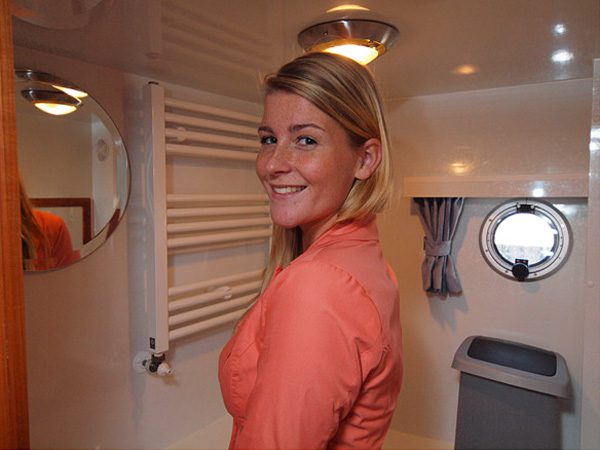 Model Gwendolyne geniet aan boord van de luxe aan boord van de Aquanaut Access.