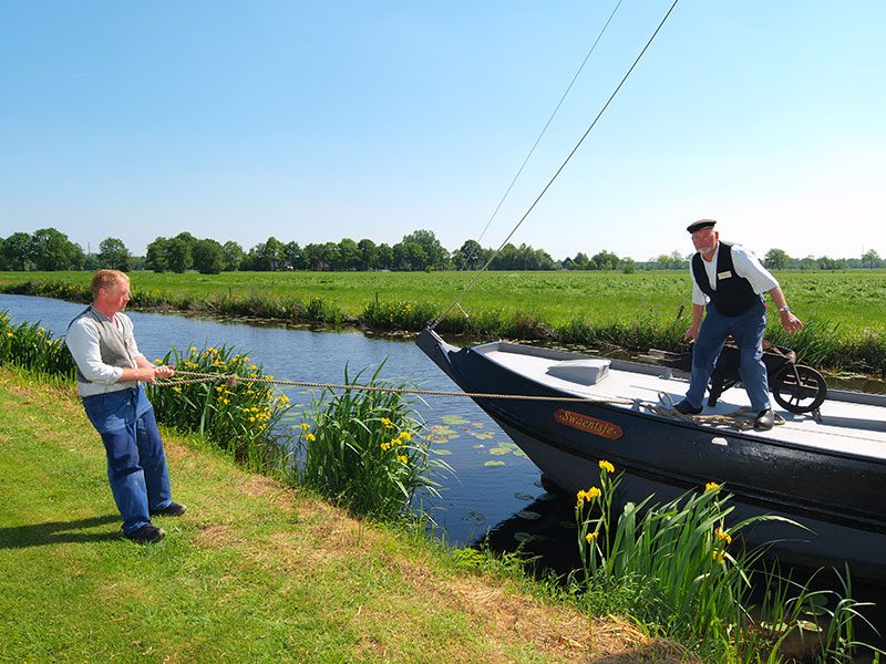 Zaterdag 17 mei 2014 turffeest in Gorredijk met muziek, palingrokers, turfgravers en –stokers en deze unieke Friese snik ‘Swaentsje’.