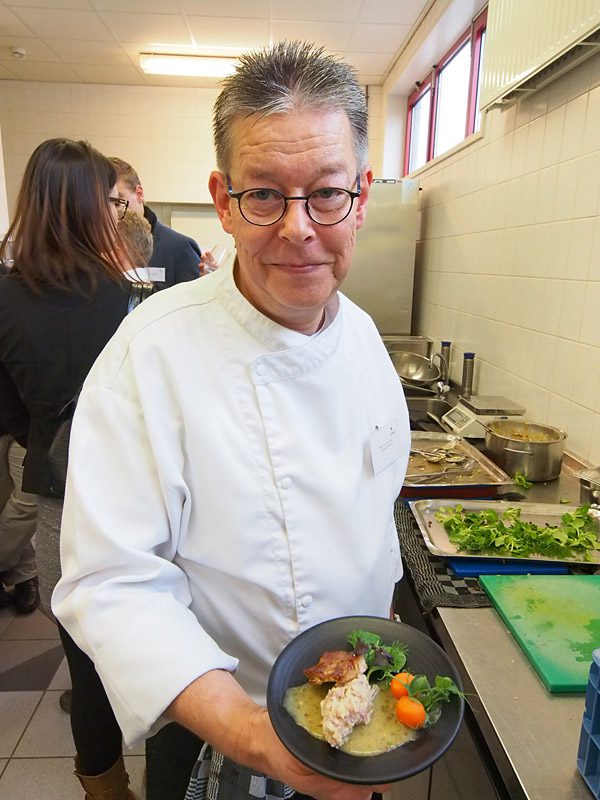 Martin van der Veen, chef-kok van restaurant en hotel Herbergh De Parel in Eastermar, is créateur van bijzondere Friese Menu’s. Hij is één van de profkoks die gespecialiseerd is in de verwerking van Friese streekproducten.