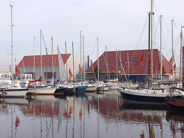 Het door Maarten van der Eijk aangekochte bedrijfspand bij de entree van ’t Ges toen het nog in bezit was van Tornado Sailing. 