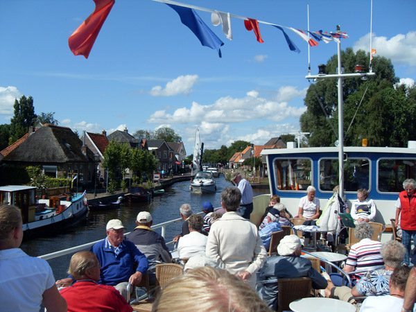 De Wetterprinses is één van de handigste en één van de mooiste rondvaarboten van Friesland. De cruiser kan op plaatsen komen die onbereikbaar zijn voor de meeste passgiersschepen. Op de foto Ossenzijl, Nationaal Park De Weerribben.