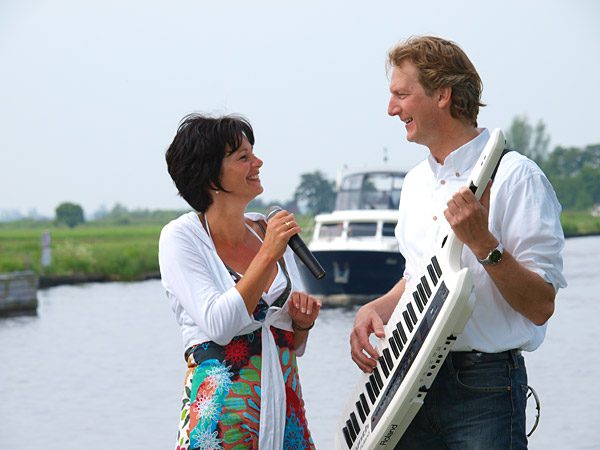 Jeannette Roeles uit Ter Idzard en Yska de Leeuw uit Joure presenteren op Boot Holland twee nieuwe Friesland promotionsongs.