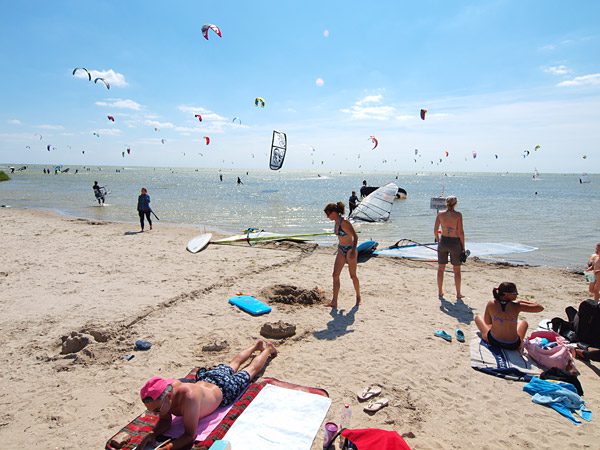 Kitesurfen op het IJsselmeer voor de kust van Gaasterland (Mirns). Foto: Albert Hendriks, Friesland Holland Nieuwsdienst.