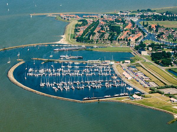 Stavoren, één van de Friese Elf Steden, is een populair watersportcentrum aan het IJsselmeer en één van de invalspoorten van Friesland. Foto: Skips Maritiem, Marina Stavoren Buitenhaven.