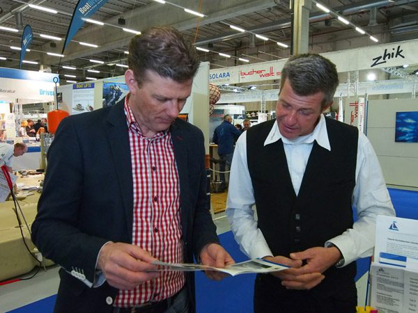 Jan IJben (links) en Martin Hari deden weer goede zaken op de Zwitserse watersportbeurs. Deze vond plaats van 16 tot en met 24 februari 2013 in Bern Expo.