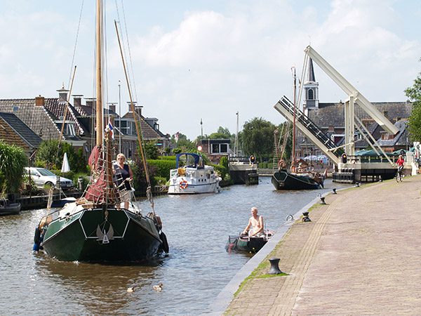 Ook met een zeiljacht of een luxe motorjacht kun je een groot gedeelte van de Elfstedenroute varen, zoals hier in Burdaard ten noorden van Bartlehiem.