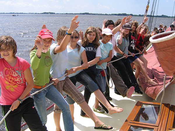 Veel Duitse jongeren maken in groepsverband kennis met de watersport, zoals hier op de klipper De Hoop van Friesland Charter uit Jirnsum. 
