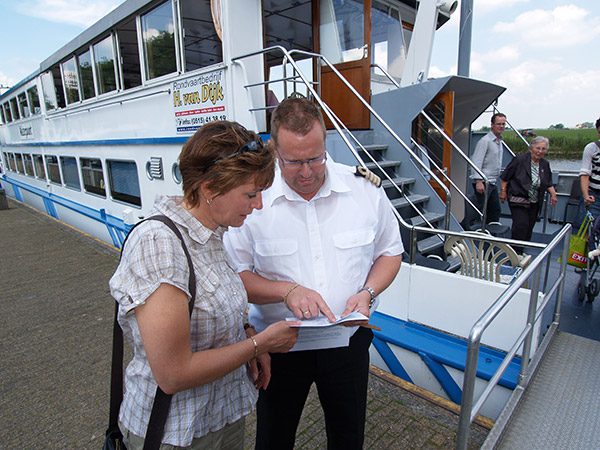 Kapitein Harry van Dijk (rechts) is een van de gastheren op de open dagen van de Friese rondvaartbedrijven. Als u geen internet heeft, en u wilt iets weten over de show in Lemmer, dan kunt u hem bellen: 0515-413819.