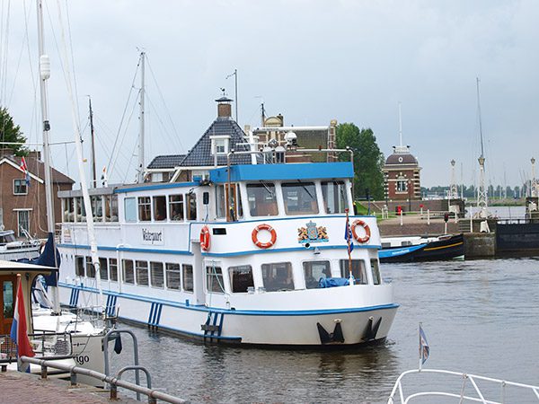 Lemmer is de uitvalsbasis van kleine cruiseschepen als de Wetterprinses (Drie Provinciën Cruise) en de Waterpoort (talrijke dagtochten vanuit Lemmer).